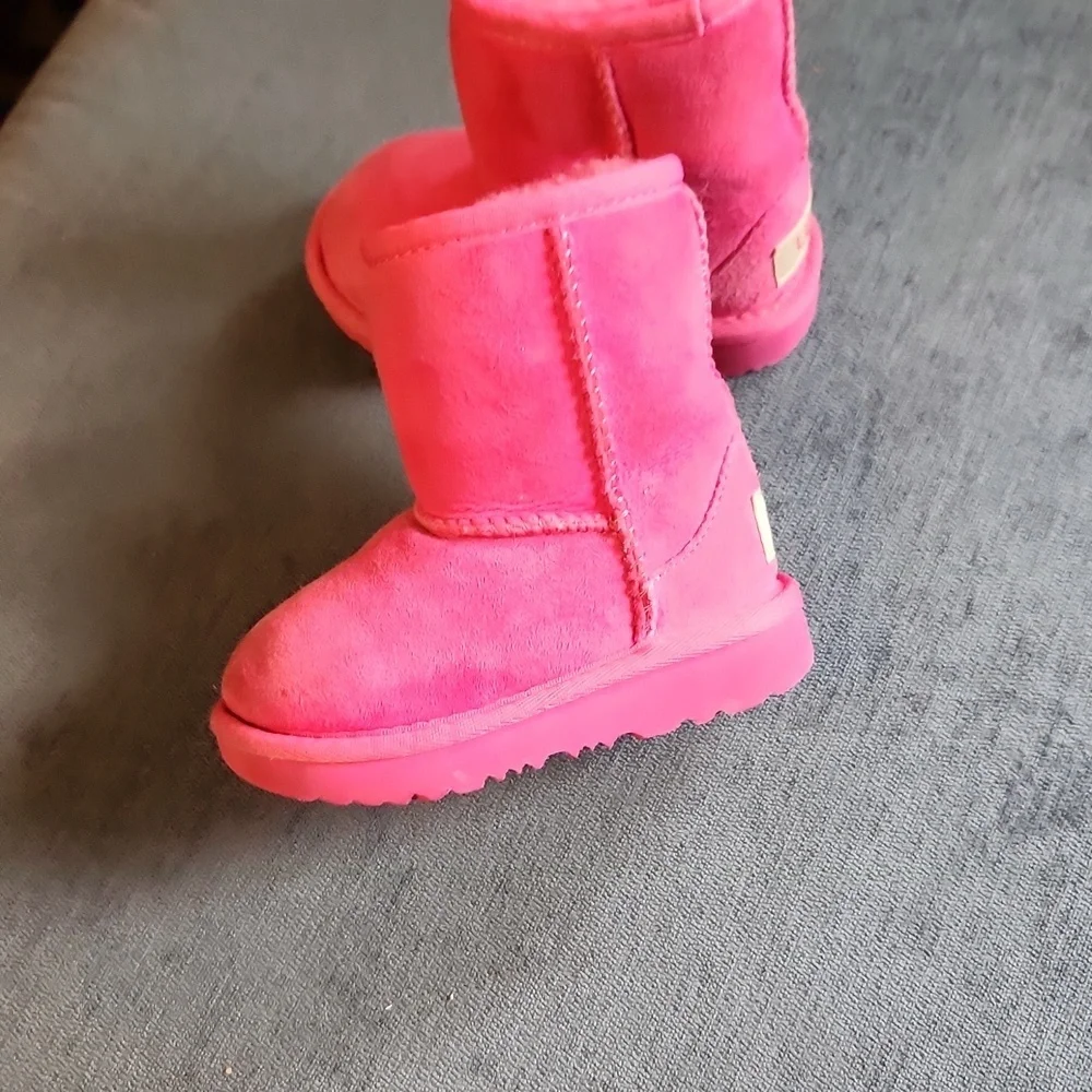 UGG Classic II Pink Bloom Fuchsia Sheepskin Boots Size 6T Toddlers Girls